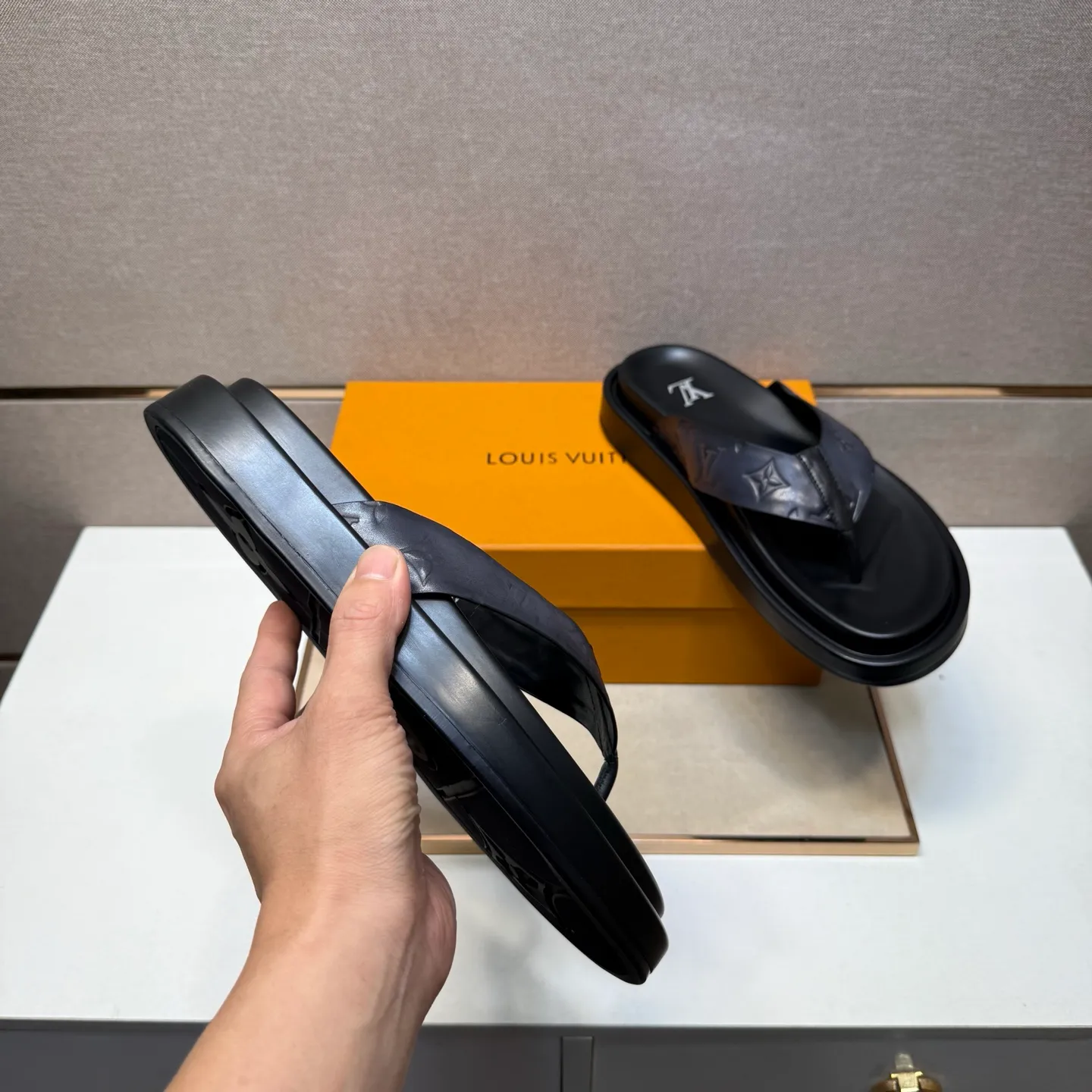 ⬛️Men's shoes 💰p400 [LV～] Men's casual slippers 2025z cabinet sales simultaneously 🔶Size: 39-44#️⃣ 🔷4 colors🔜The upper is made of cowhide stitching➕Genuine leather lining, comfortable and breathable, sole: original comfortable and wear-resistant outsole, ⚠️Real 📱Photographed🎬The real thing is better📢📢📢